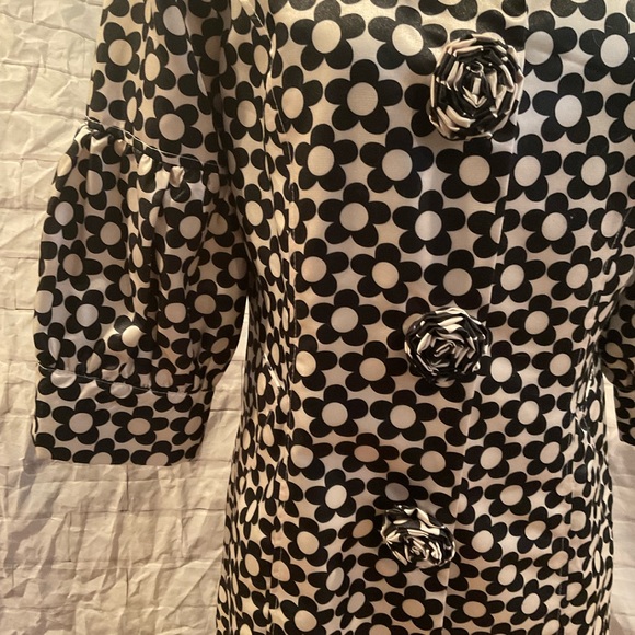 “COCO & TASHI” Black and White Floral Coat Dress . - Picture 4 of 15